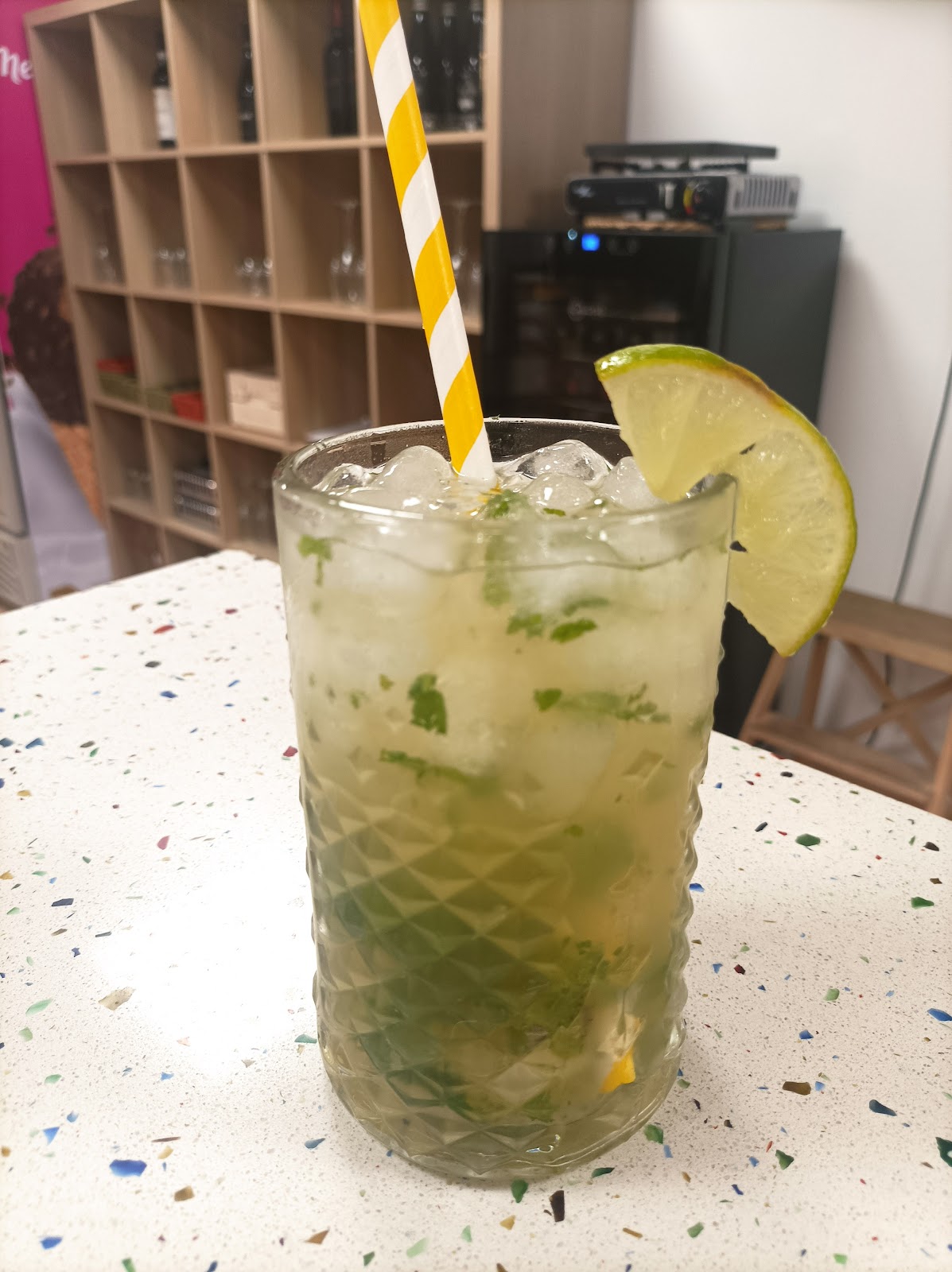 Mojito servido en vaso ancho