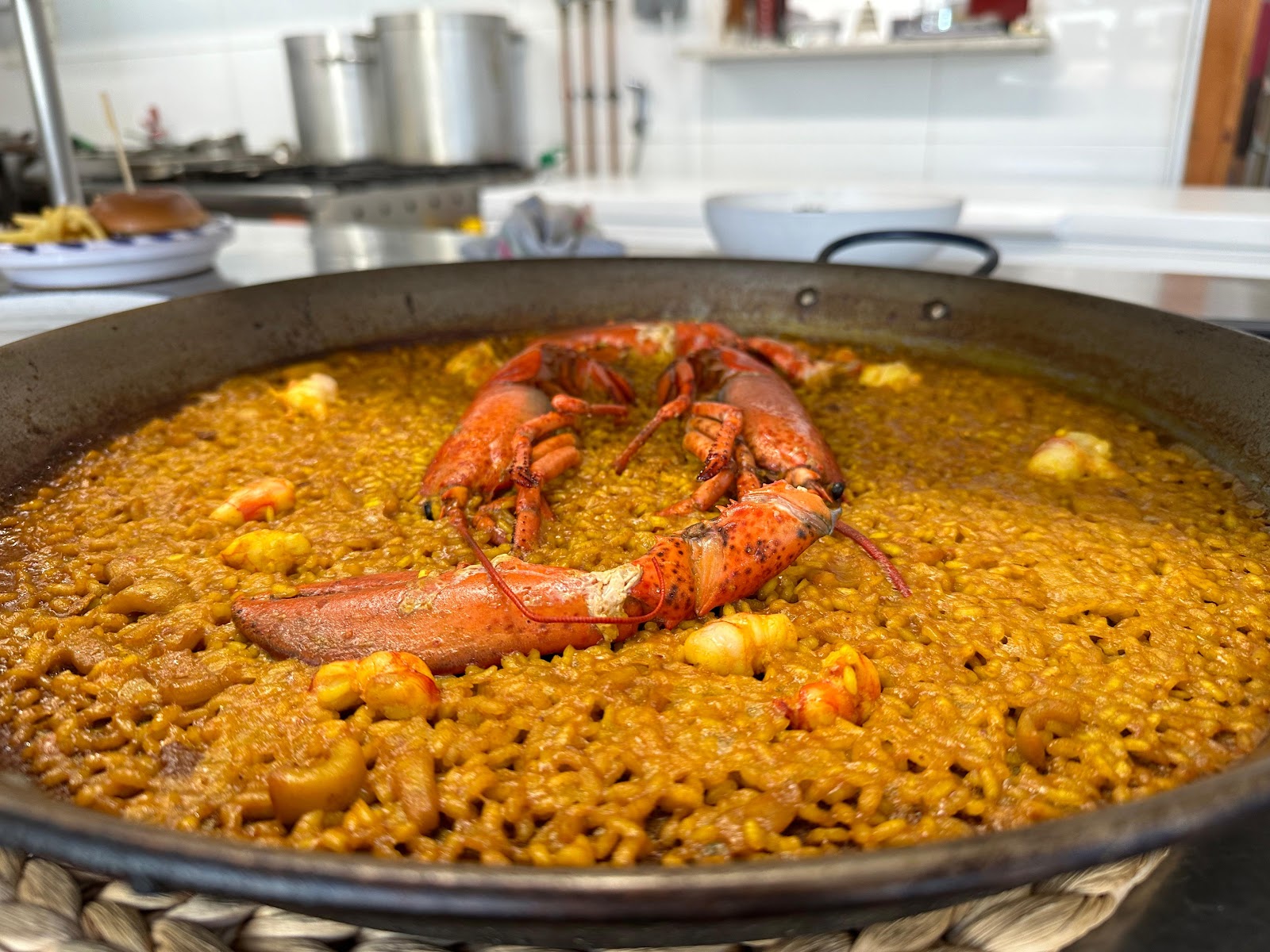 Paella de marisco con bogavante