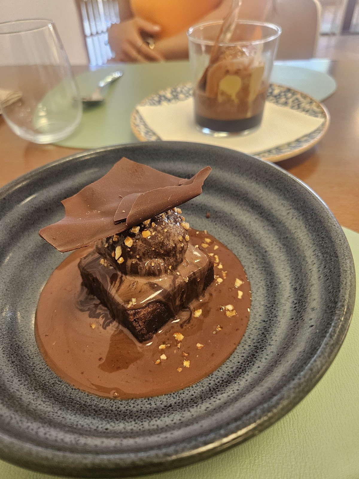 Brownie con helado y virutas de chocolate